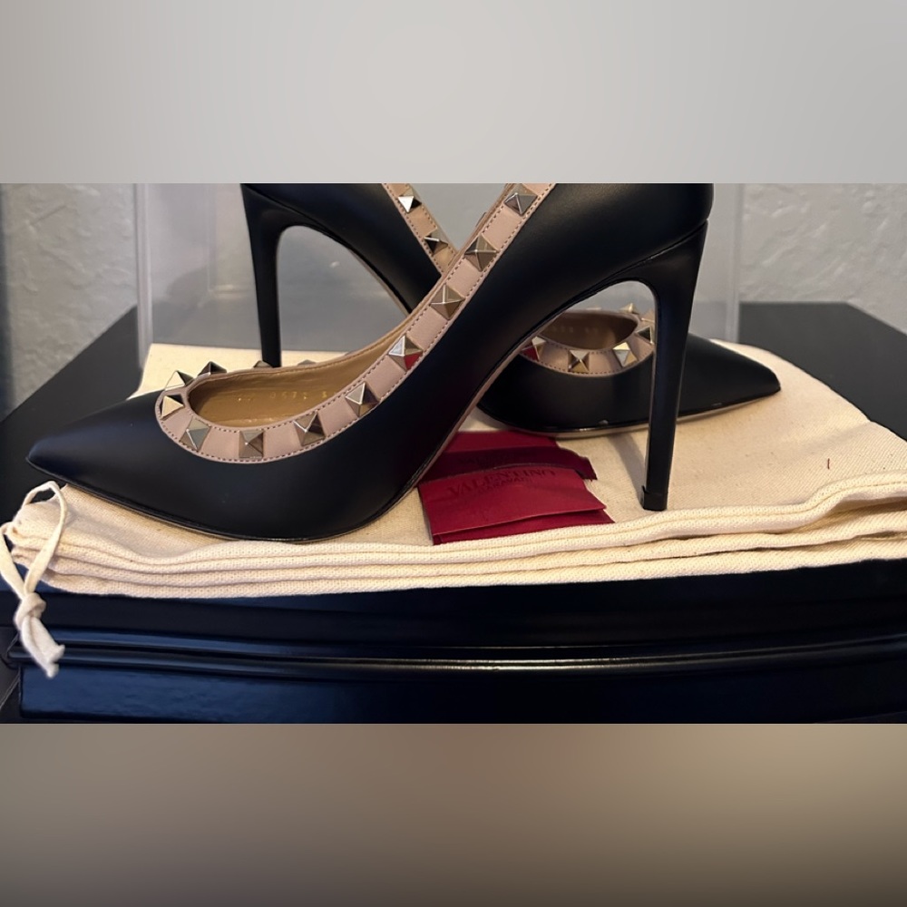 VALENTINO GARAVANI Rockstud Pointed Toe Pump